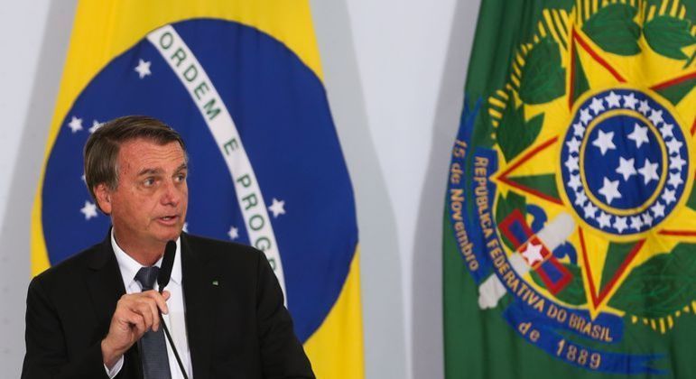 Bolsonaro publica MP para garantir auxílio de R$ 400 em dezembro