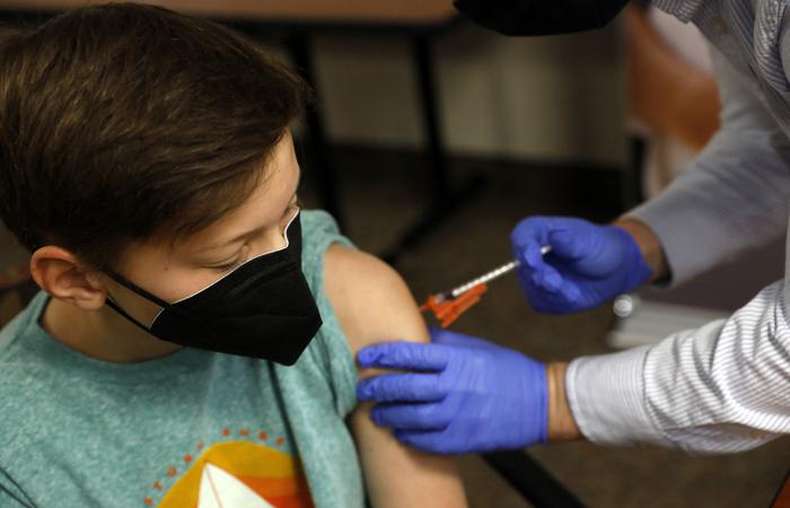 Governo pede ao Ministério da Saúde autorização dos pais e receita para vacinar crianças