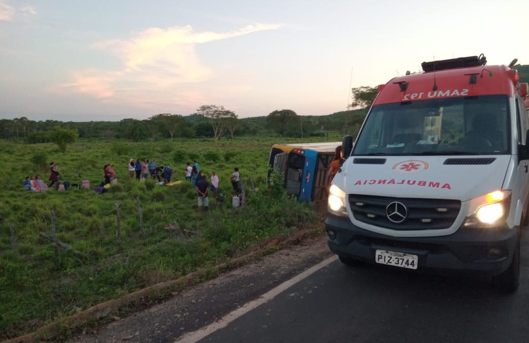 Vídeo: Micro-ônibus tomba e deixa feridos na zona rural de Luís Correia