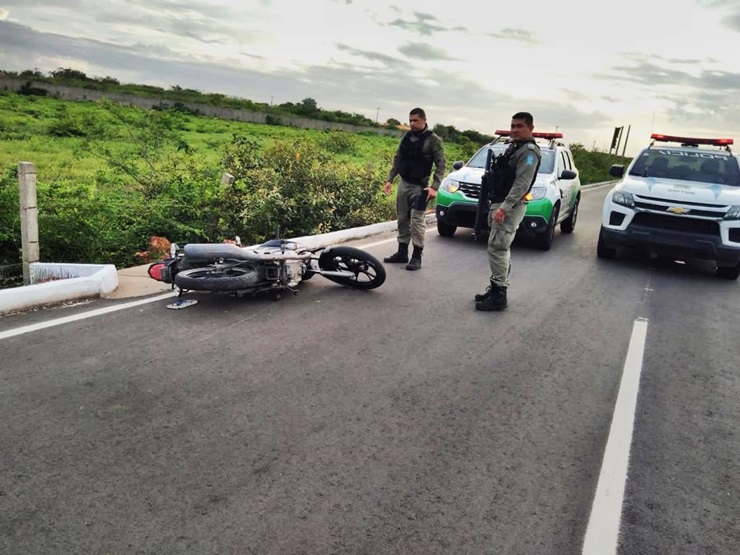 Suspeitos de assalto caem de moto roubada após perseguição policial