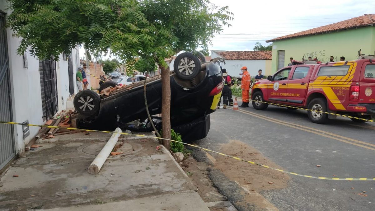 Após sofrer ataque epilético, motorista perde controle da direção e capota carro, em Parnaíba