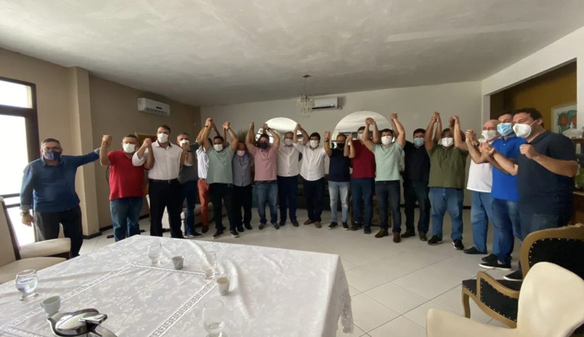 Rafael Fonteles se reúne com 12 vereadores na cidade de Parnaíba
