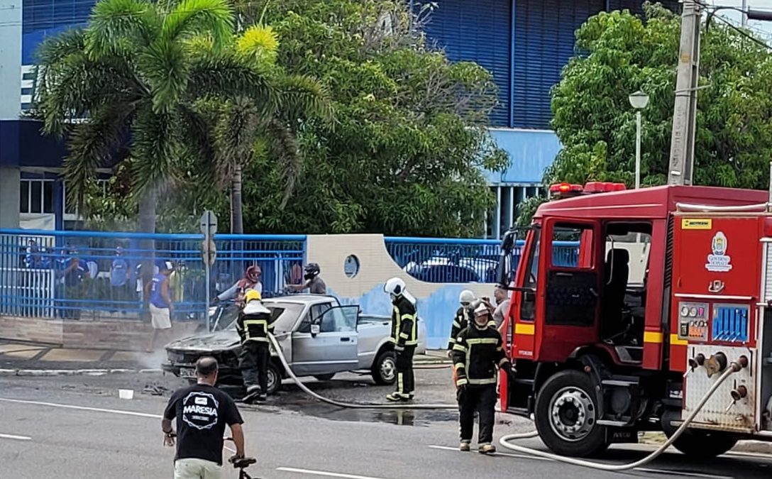 Carro pega fogo em Avenida no Centro de Parnaíba