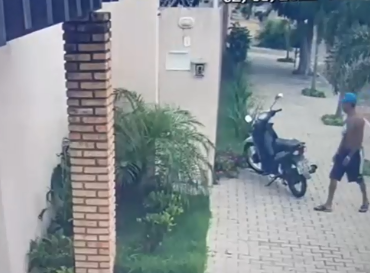 Câmeras de segurança flagram furto de motocicleta no Bairro São Benedito