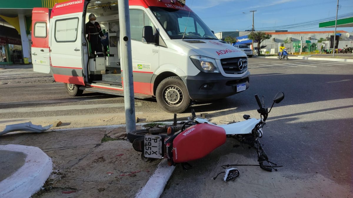 Mulher perde controle da moto e colide em poste na Avenida São Sebastião