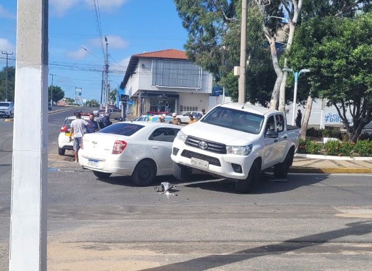 Colisão entre veículos causa transtorno no trânsito da Avenida Chagas Rodrigues