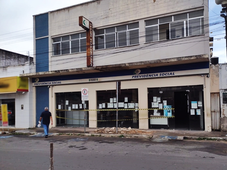 Sindicato afirma que estrutura do prédio do INSS em Parnaíba está desabando