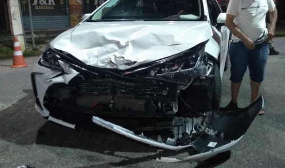 Jovem de 27 anos fica gravemente ferido após colisão frontal entre carro e moto, em Parnaíba