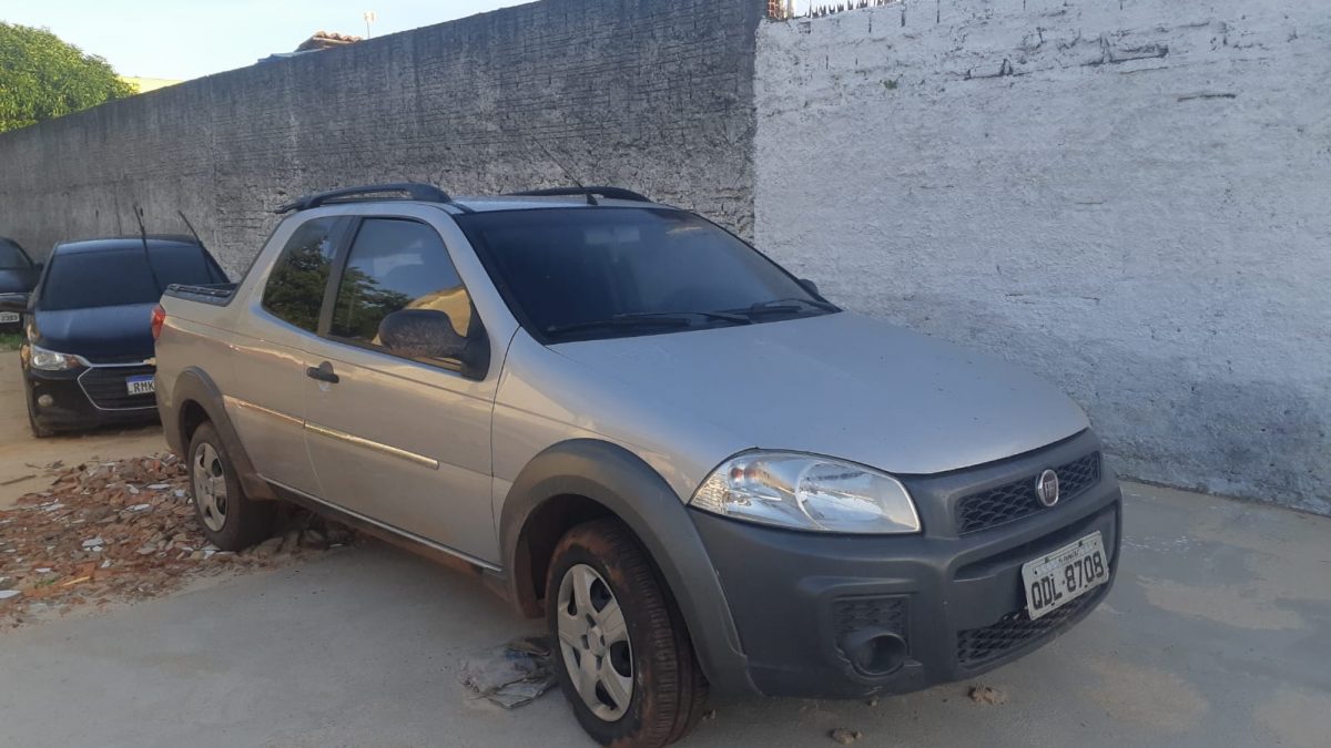 Carro roubado é encontrado abandonado em Parnaíba