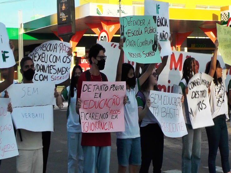Estudantes de Parnaíba se manifestam contra corte de verbas nas universidades e institutos federais