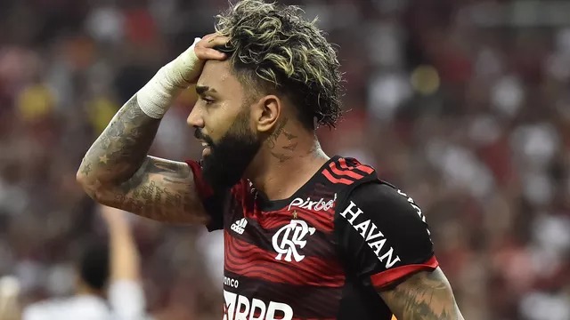 Narrador viraliza ao comentar chute de Gabigol em jogo do Flamengo; “Mandou lá em Cajueiro da Praia”
