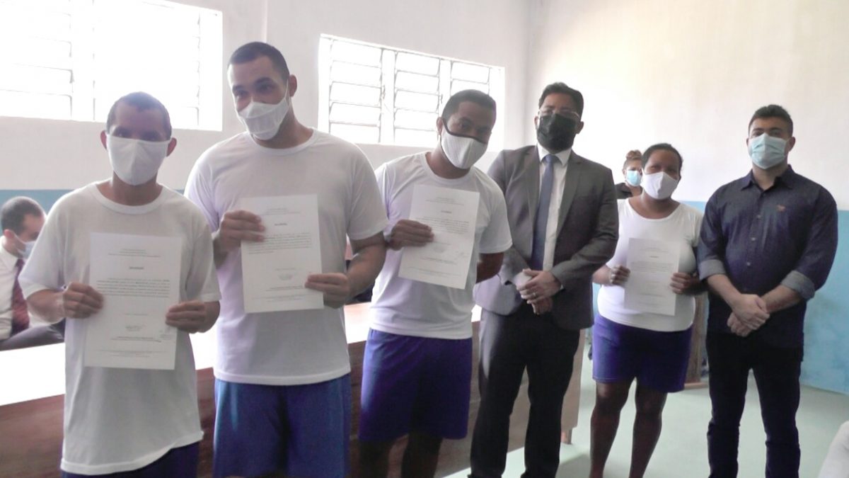 Reeducandos da Penitenciária de Parnaíba recebem certificados de curso profissionalizante