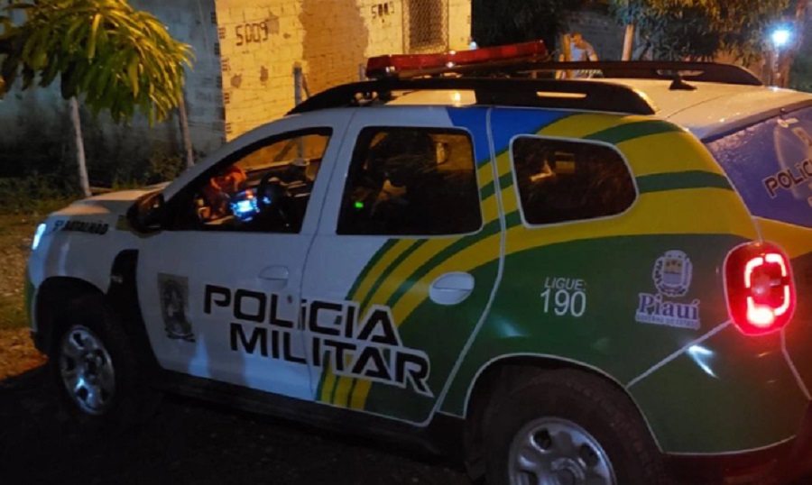 Jovem é presa no Bairro Santa Luzia após ser flagrada com arma de fogo em bar