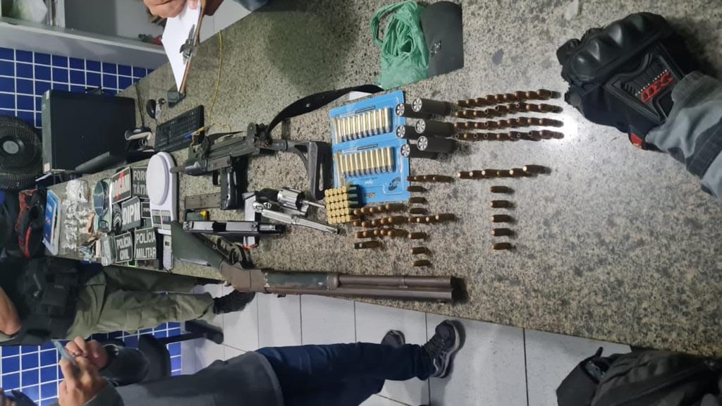 Ação conjunta entre PM e PC resulta em apreensão de armas de fogo e drogas no Bairro Santa Luzia