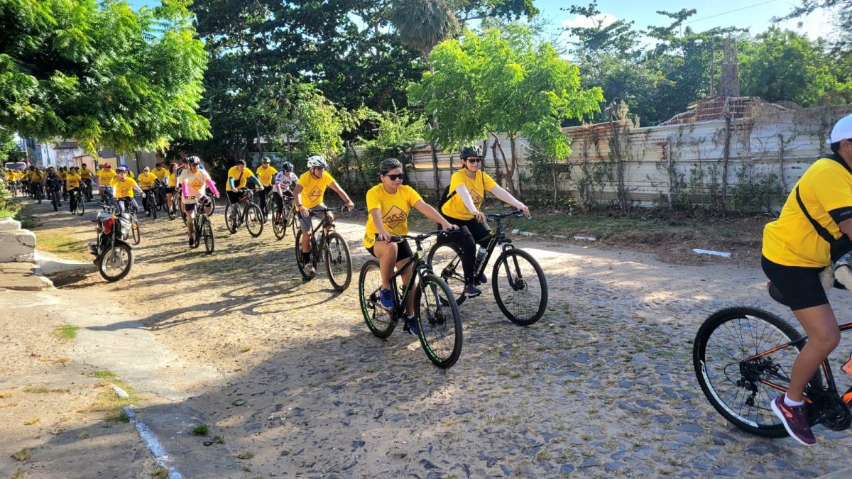 Passeio ciclístico promovido pelo Sesc marca Dia do Comerciário em Parnaíba