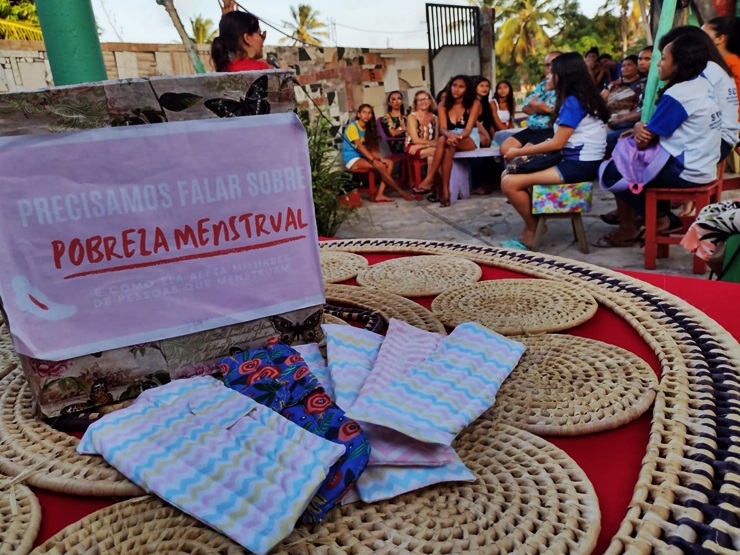 Mulheres de Ilha Grande recebem ação de combate à pobreza menstrual por meio da produção de absorventes ecológicos