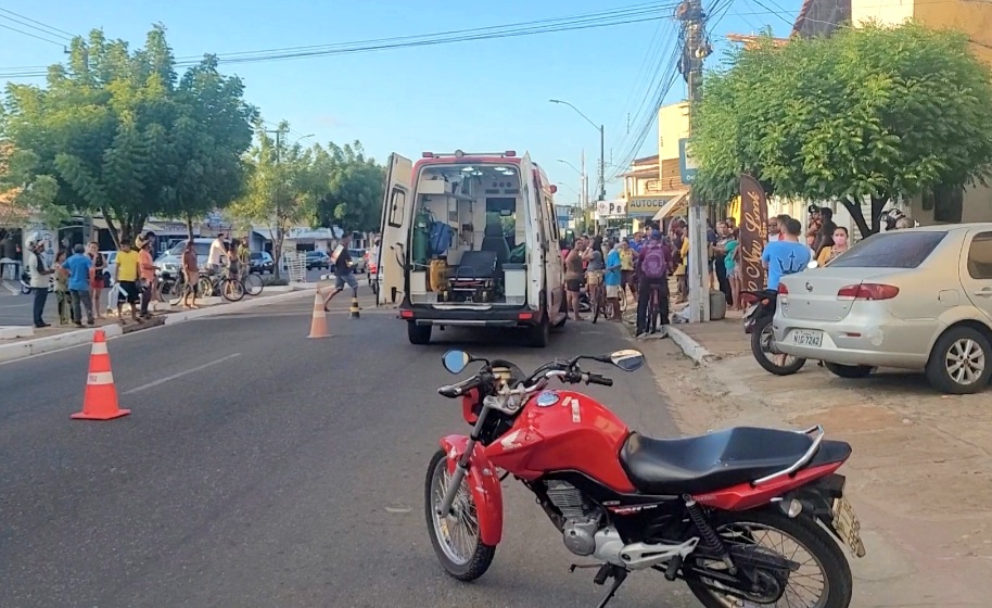 Acidente entre moto e caminhão caçamba deixa uma pessoa morta em avenida de Parnaíba