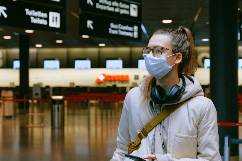 Uso de máscaras volta a ser obrigatório em aeroportos e aviões no Brasil