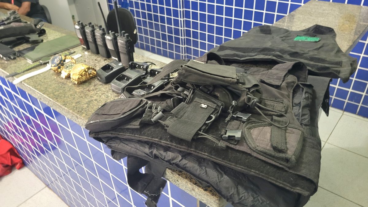 Parnaíba: Durante operação, polícia encontra coletes balísticos e rádios comunicadores em residência