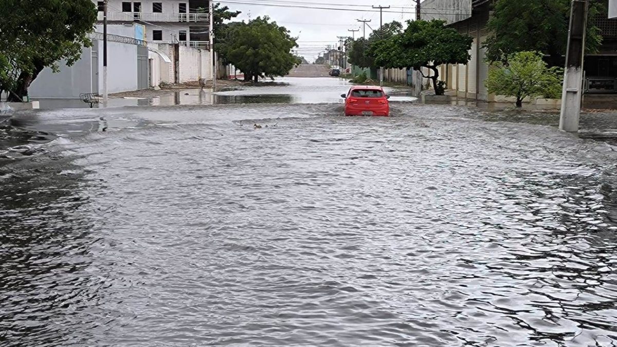 Sob forte chuva, vias das cidades de Parnaíba e Luís Correia ficam intrafegáveis no início da manhã