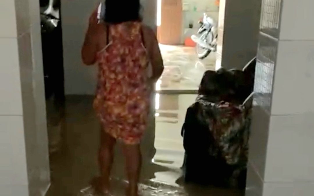 Moradores de bairro em Parnaíba tem suas casas invadidas pela água da chuva e apontam possível causa
