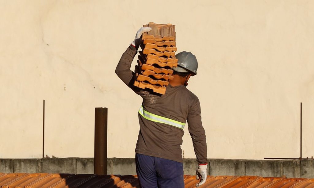 Rio de Janeiro - Trabalhadores da construção civil, operários reformam telhado de imóvel em obras no Centro do Rio. (Fernando Frazão/Agência Brasil)