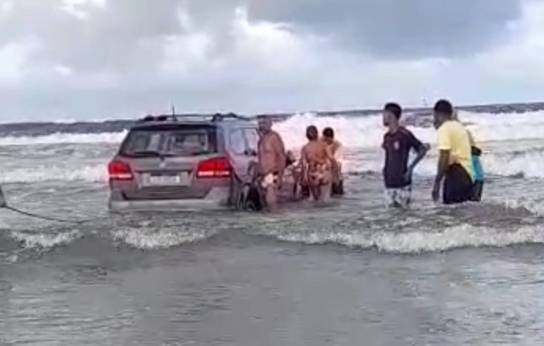 Vídeo: Homem se desespera após carro atolar em praia de Luís Correia