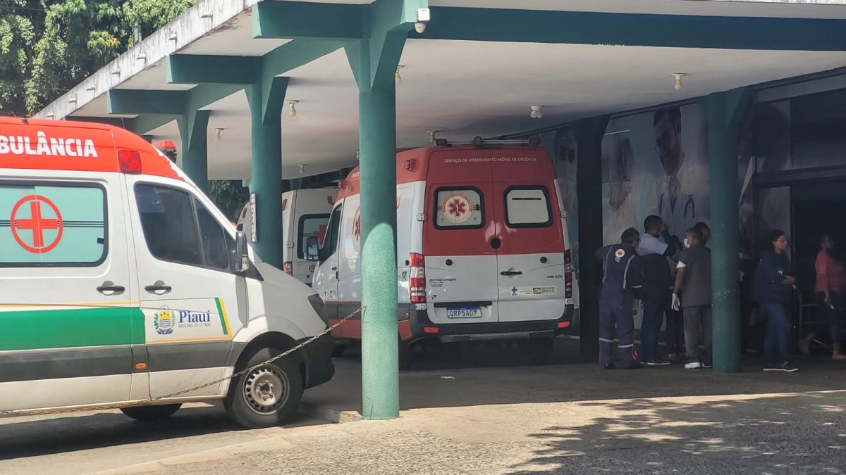 Câmera de segurança de residência registra acidente de trânsito entre moto e ambulância, em Parnaíba