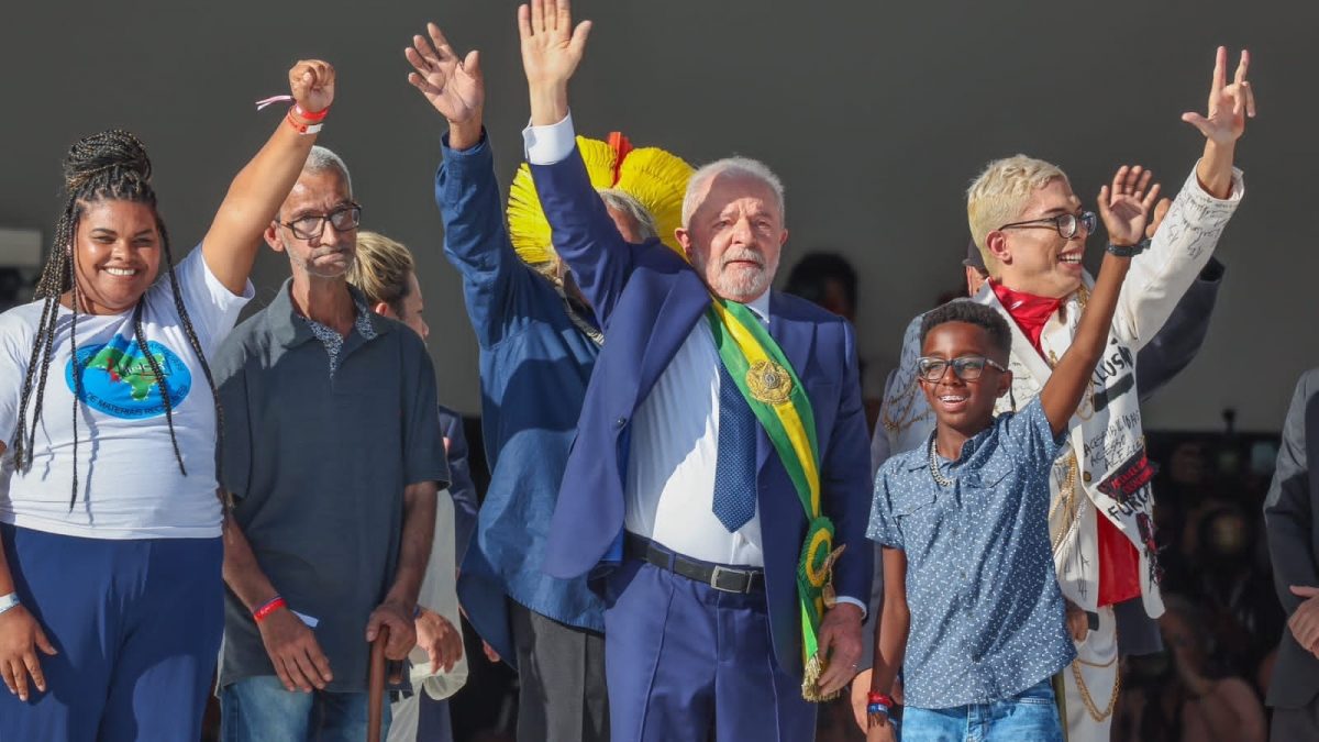 Lula recebe a faixa presidencial das mãos de representantes do povo