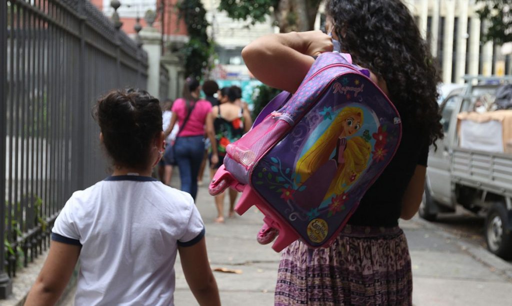 Alunos da Escola Municipal Senador Corrêa, na zona sul da cidade, voltam às aulas. Sob novos protocolos, redes municipal e estadual retomam hoje(07) ensino presencial.