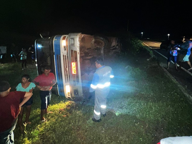 Ônibus tomba após falhas mecânicas em Luís Correia