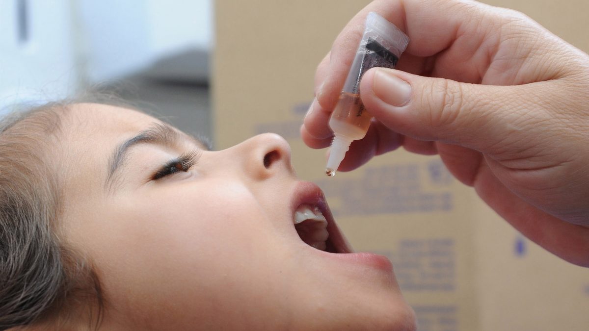 Índice de vacinação contra poliomelite cai e crianças ficam expostas a doença