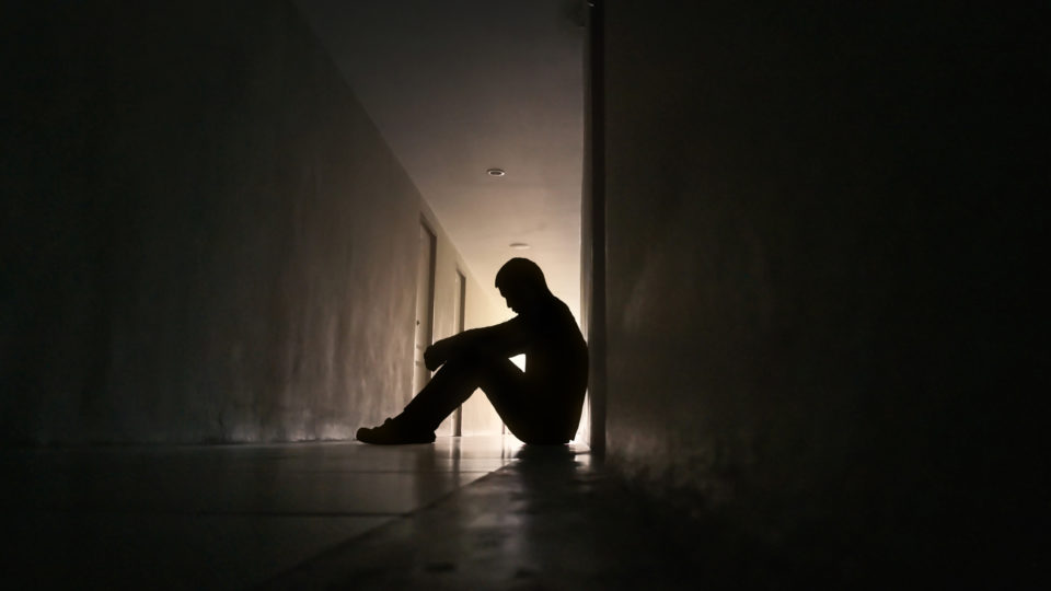 Depressão: saiba como diferenciar sintomas de tristeza profunda