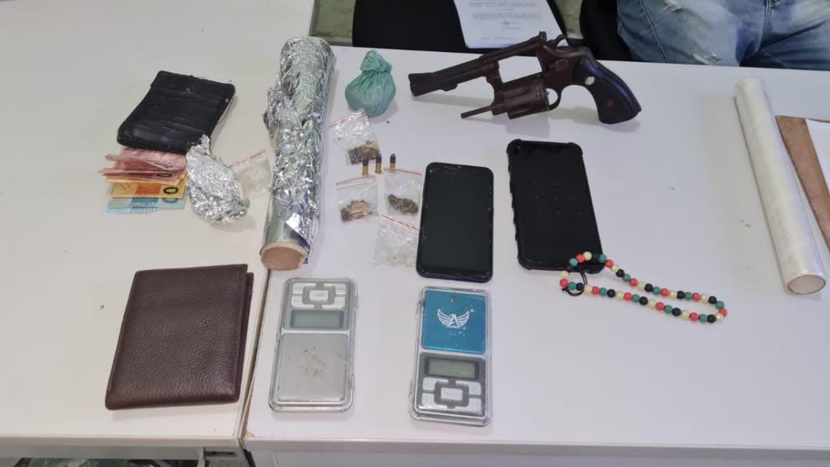 Quatro homens são presos por tráfico de drogas no Morro do Carcará