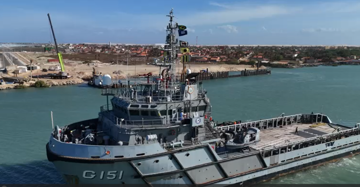 Primeiro navio da Marinha chega ao Porto Piauí para inauguração