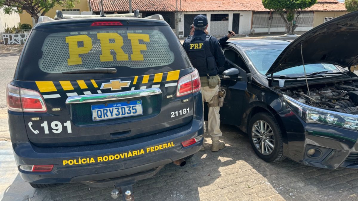 Carro roubado é recuperado durante abordagem da PRF em Parnaíba