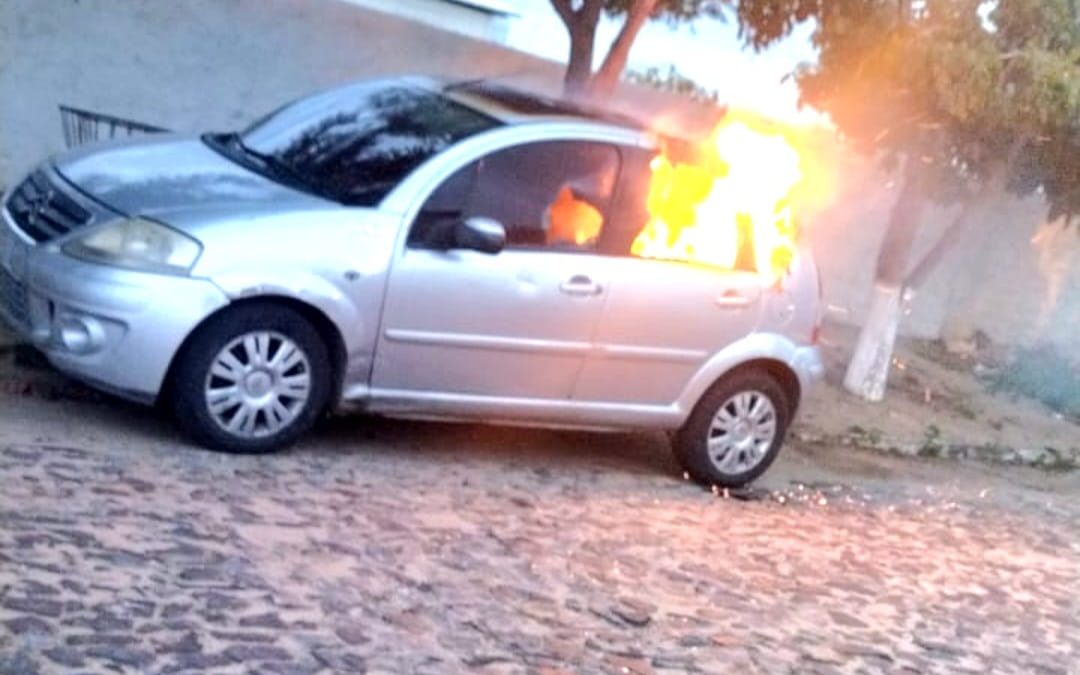 Parnaíba: Bombeiros combatem incêndio em carro; Proprietário é suspeito de atear fogo