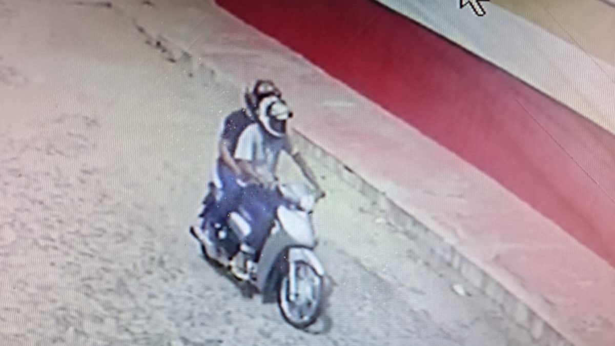 Vídeo: Com moto roubada e arma de fogo, dupla realiza assaltos em Parnaíba