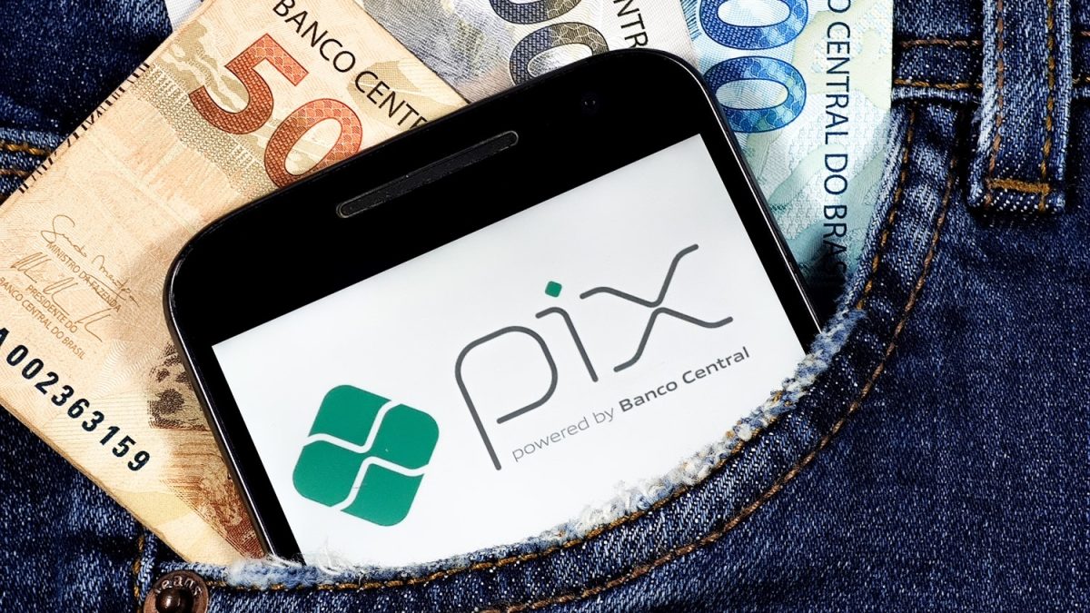 Transações por PIX crescem quase 60% e somam R$ 17,2 trilhões