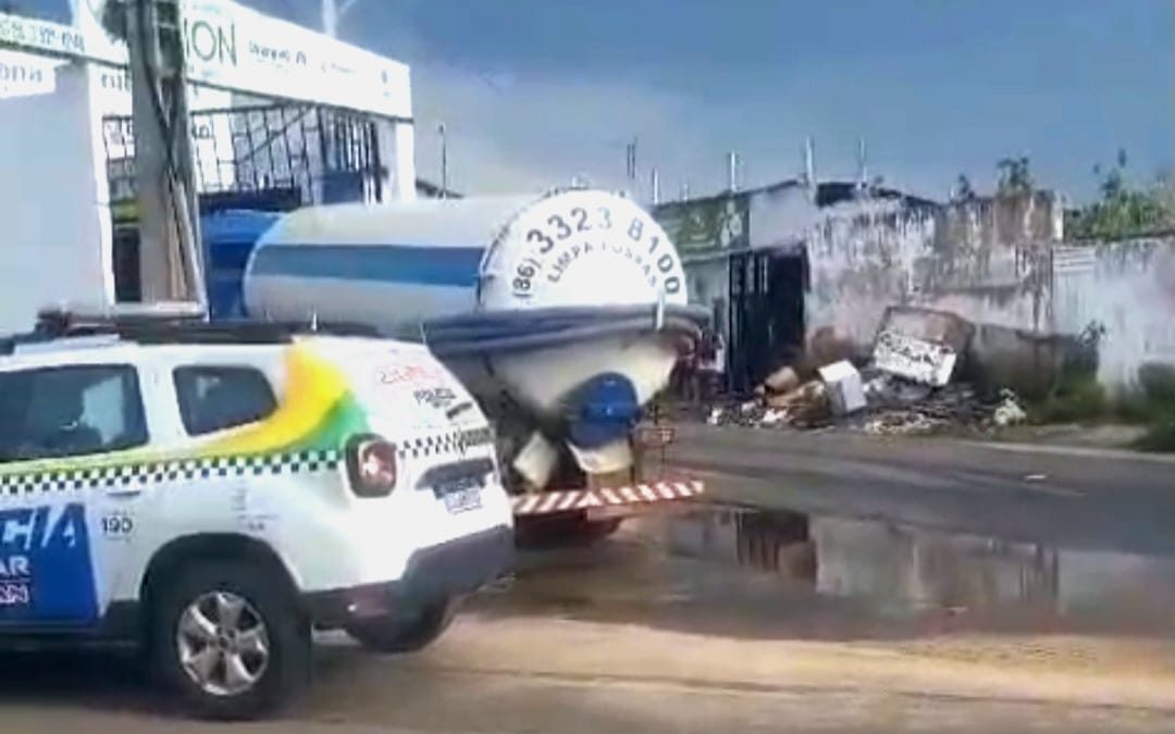 Caminhão limpa fossa invade terreno privado durante acidente na Rua Caramuru, em Paraníba