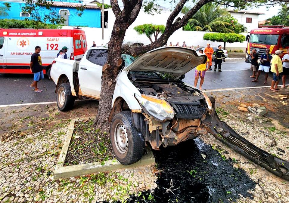 Veículo da Secretaria de Saúde de Ilha Grande fica parcialmente destruído em acidente no Centro de Parnaíba