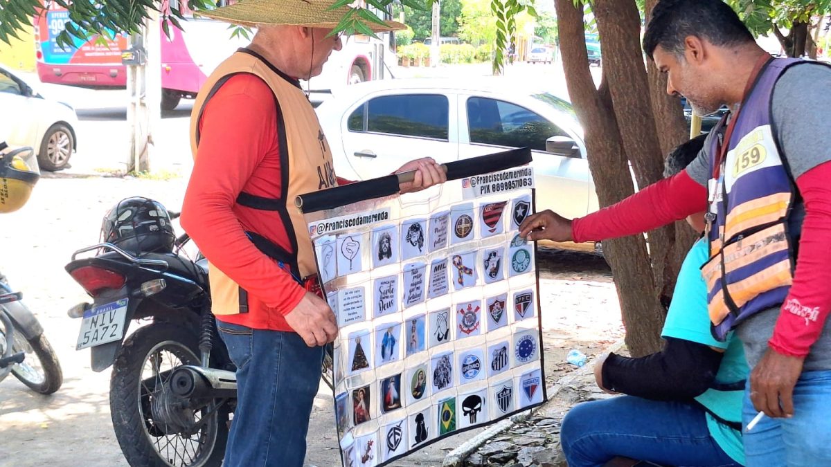 Cearense de 52 anos viaja o Nordeste vendendo adesivos para pagar faculdade dos filhos