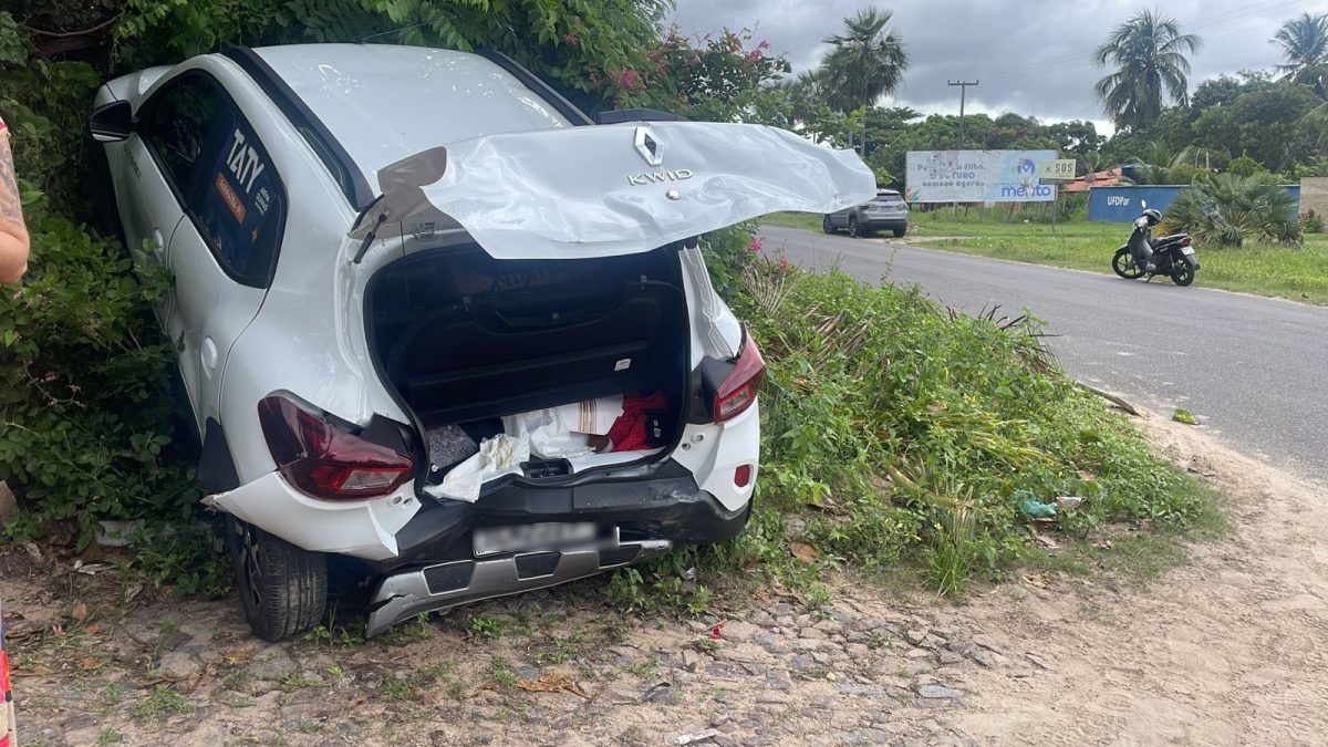 Carro invade acostamento durante acidente na Avenida Padre Raimundo Vieira