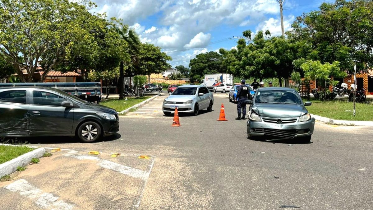 Acidente de trânsito envolvendo dois carros é registrado no Bairro São Francisco da Guarita