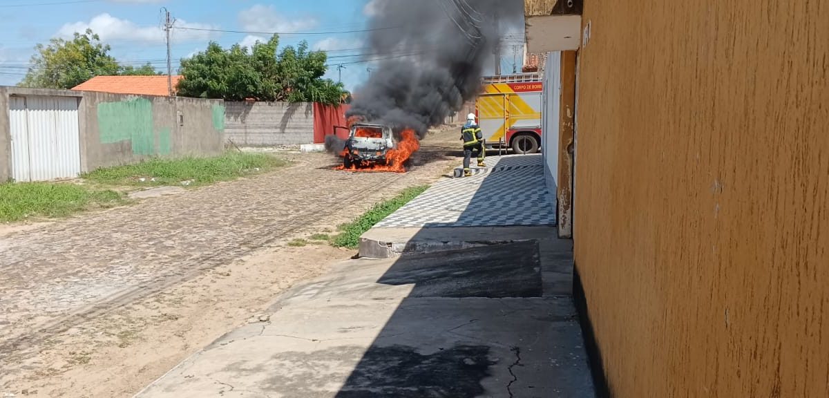 Incêndio em veículo assusta moradores em Parnaíba: Bombeiros agem com rapidez