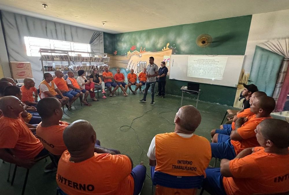 Reeducandos da Penitenciária de Parnaíba interagem com jogadores de futebol