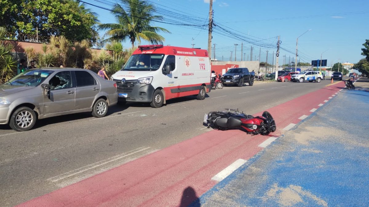 Acidente interrompe trânsito na Av. São Sebastião e deixa lateral do carro parcialmente destruída