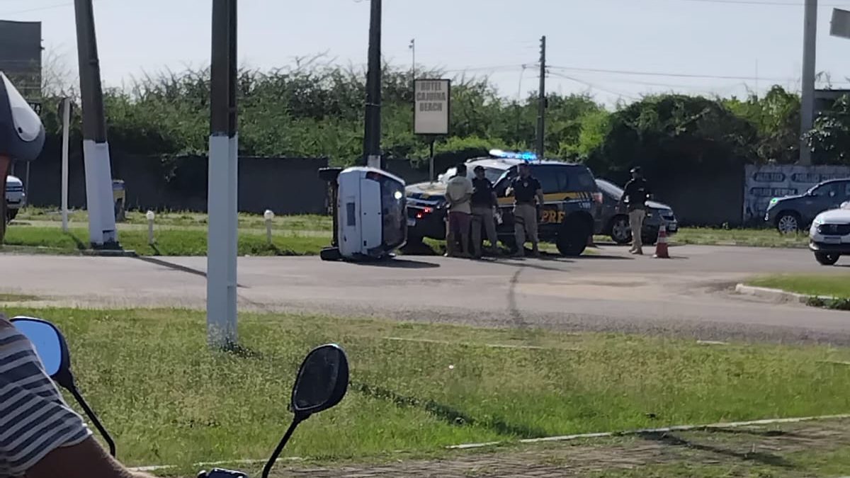 Colisão na BR 343 em Parnaíba deixa veículo tombado