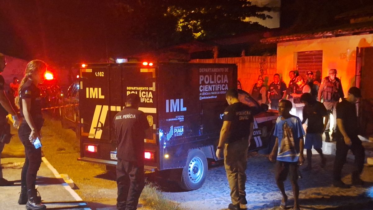 Mulher morre vítima de disparos de arma de fogo sentada na frente de casa, em Parnaíba