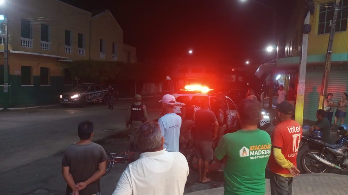 Vídeo: Mototaxista tem moto levada em assalto no Centro de Parnaíba; criminosos atiraram contra vítima